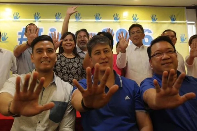 Duterte supporters vs. De Lima supporters Duterte supporters vs. De Lima supporters