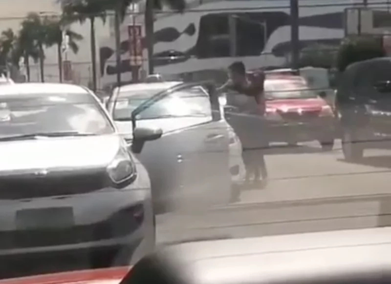 Man hits taxi in the middle of traffic Man hits taxi in the middle of traffic