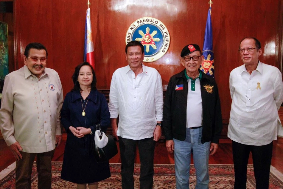 Netizens edit photo of past, present PH presidents Netizens edit photo of past, present PH presidents