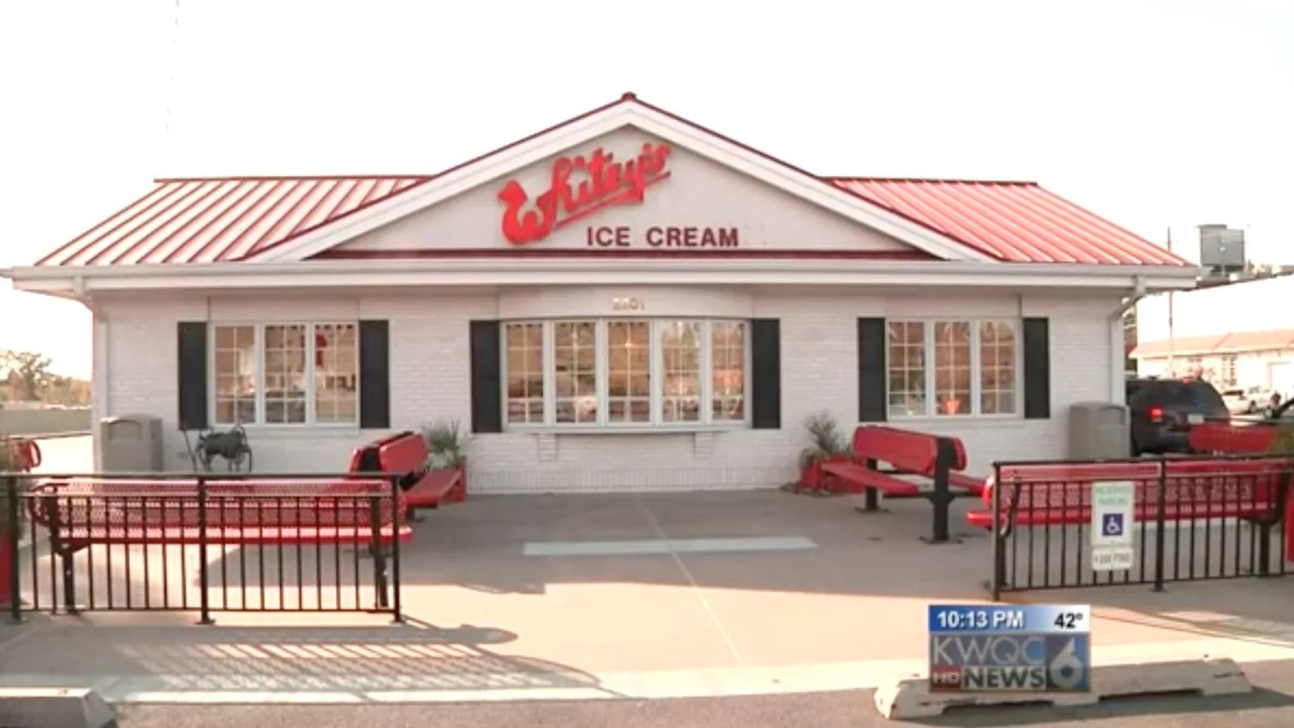 16-Year-Old Guy Buys Ice Cream For Upset Customer, Has No Idea She Had Just Lost Her Husband 16-Year-Old Guy Buys Ice Cream For Upset Customer, Has No Idea She Had Just Lost Her Husband