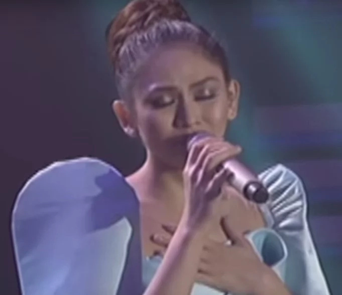 Sarah Geronimo joins Piolo Pascual in emotional cover of 'Ikaw Lang ang Mamahalin' Sarah Geronimo joins Piolo Pascual in emotional cover of 'Ikaw Lang ang Mamahalin'
