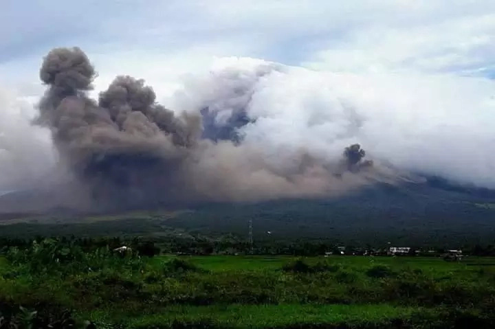 Nakaka-kilabot! Mayon Volcano's gas cloud formation that looks like silhouette of Pangoron and Magayon wows netizens Nakaka-kilabot! Mayon Volcano's gas cloud formation that looks like silhouette of Pangoron and Magayon wows netizens