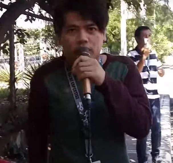 Call center agent entertains public with energetic performance. The video went viral! Call center agent entertains public with energetic performance. The video went viral!