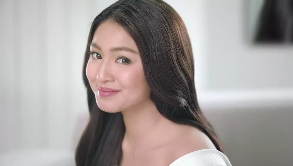 Nadine Lustre says no to a fan asking for photo with her Nadine Lustre says no to a fan asking for photo with her