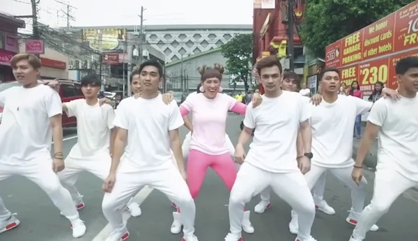 Ai-ai Delas Alas dances on the street with a crew Ai-ai Delas Alas dances on the street with a crew