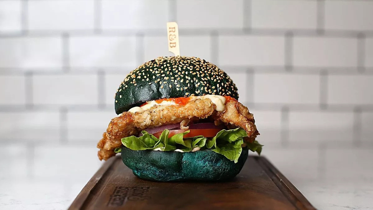 Man, These Blue Burgers Are Here To Fulfill Your Insatiable Hunger For Weird Food Man, These Blue Burgers Are Here To Fulfill Your Insatiable Hunger For Weird Food
