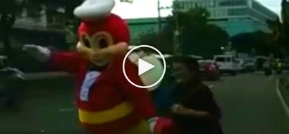 Heroic Jollibee mascot caught on video helping elderly Filipina cross dangerous road