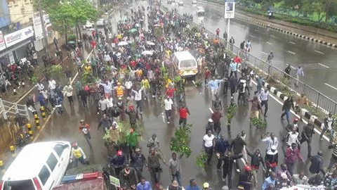 Hundreds brave the rain in a CORD march to the IEBC offices