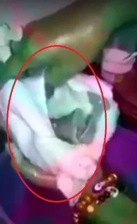 Market vendors fill chicken with ice to increase sales Market vendors fill chicken with ice to increase sales