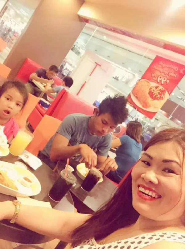 Kinaya ng mag-isa! Inspiring story of a Pinay OFW who provided for her kids alone after being cheated on by her husband Kinaya ng mag-isa! Inspiring story of a Pinay OFW who provided for her kids alone after being cheated on by her husband