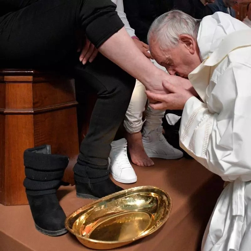 Pope Francis washes and kisses feet of 12 prisoners in sign of service Pope Francis washes and kisses feet of 12 prisoners in sign of service