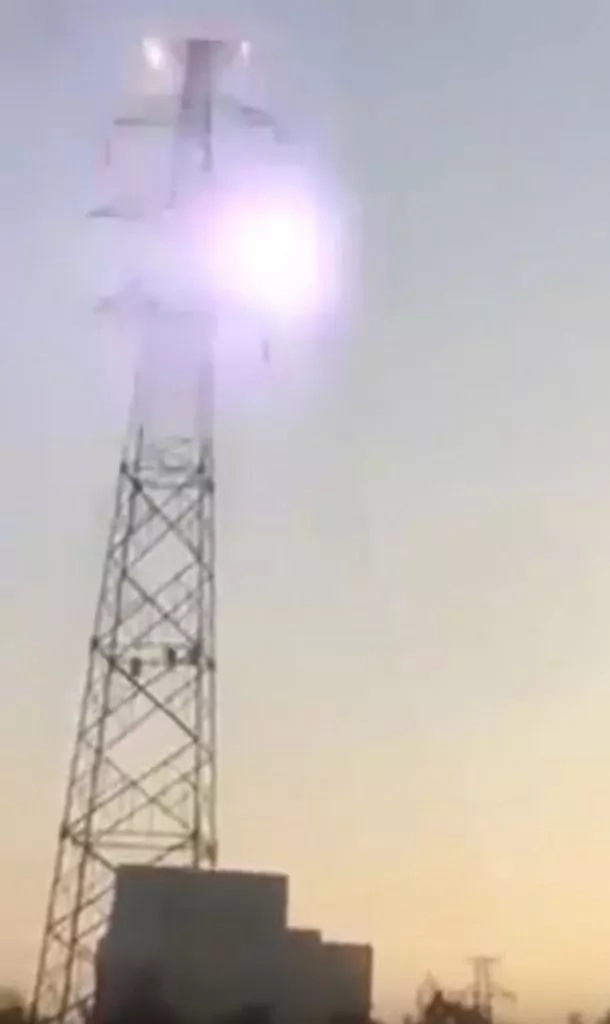 Indestructible! Man hit with 30000 volts of electricity, falls to the ground and SURVIVES (photos, video) Indestructible! Man hit with 30000 volts of electricity, falls to the ground and SURVIVES (photos, video)