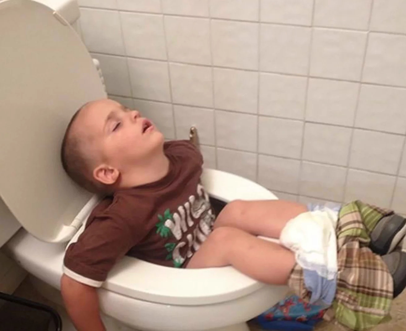 15 cute photos of cutest toddlers sleeping in weird positions 15 cute photos of cutest toddlers sleeping in weird positions