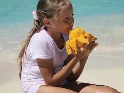 A girl ate mango sitting in the sun. Now her parents warn other people about this danger