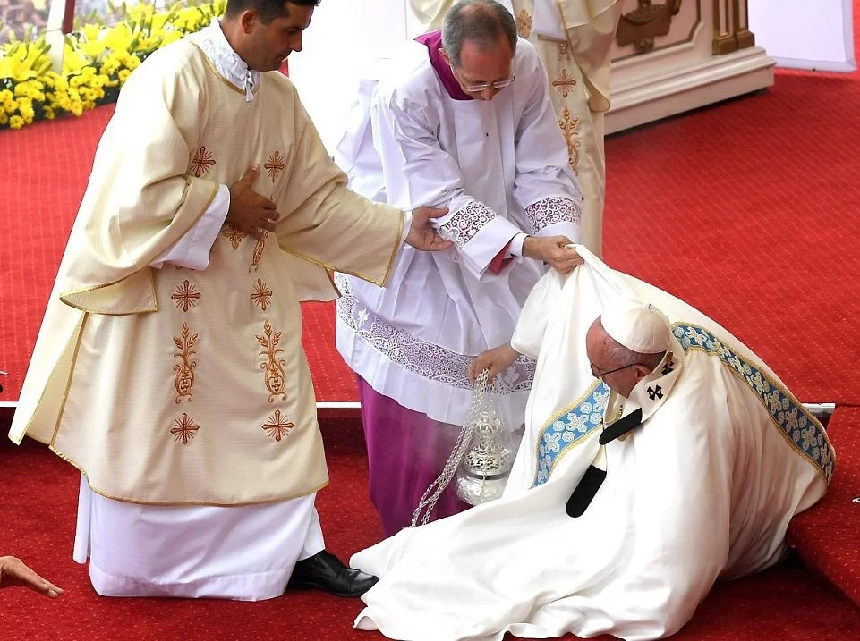 Pope Francis stumbles while on mass service Pope Francis stumbles while on mass service