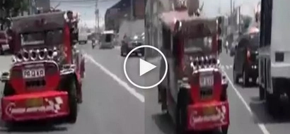 These kids thought that this jeepney is a toy car, what they did was extremely dangerous!