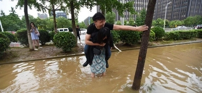 PHOTOS: Cruel guy makes his girlfriend carry him across the flood; his reason will make you mad!