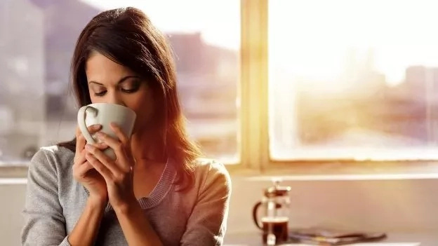 Si bebes café con el estómago vació debes leer este artículo