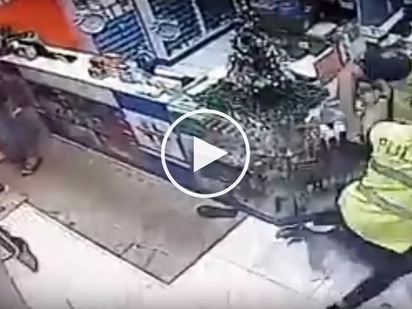 Scared Pinoy cops caught on CCTV hiding after witnessing deadly shooting incident in Pasig