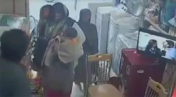 Kid snatches this inattentive store owner’s smartphone Kid snatches this inattentive store owner’s smartphone
