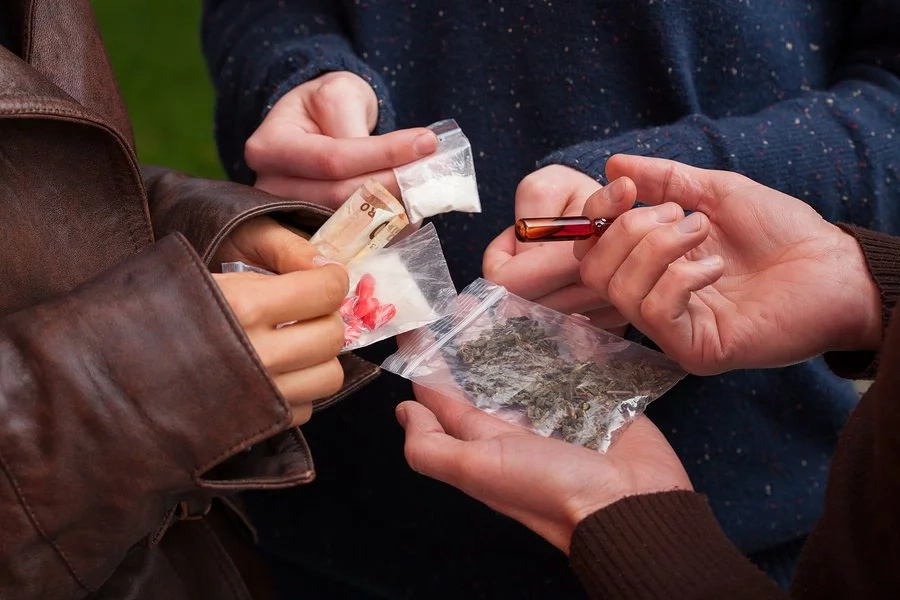 Elementary teacher caught selling drugs in buy-bust operation Elementary teacher caught selling drugs in buy-bust operation