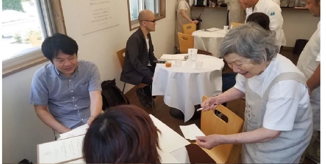 Look at this restaurant were all waiters have DEMENTIA. “The Restaurant of Order Mistakes” Look at this restaurant were all waiters have DEMENTIA. “The Restaurant of Order Mistakes”