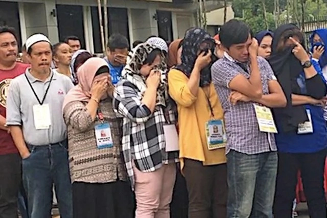 Marawi City Residents Become Emotional as Philippine Flag Is Raised Amidst the Ongoing War During Independence Day Marawi City Residents Become Emotional as Philippine Flag Is Raised Amidst the Ongoing War During Independence Day
