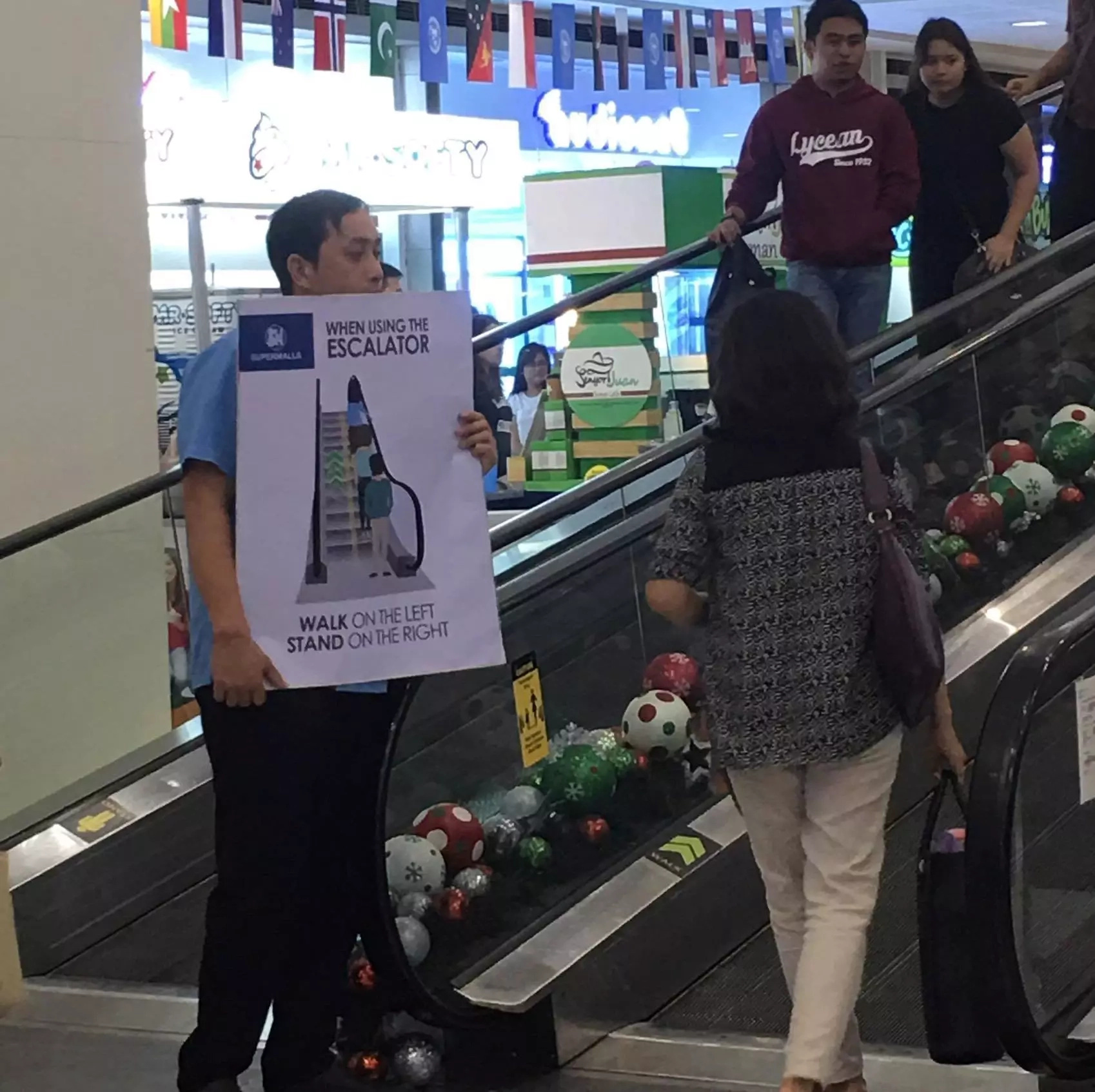SM takes next step in pushing for escalator etiquette SM takes next step in pushing for escalator etiquette