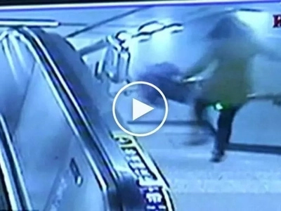 Mamaya na mag-text! Clumsy Chinese woman brutally falls down the stairs while carelessly texting