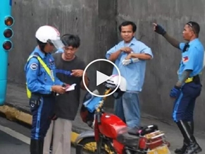Nangongotong daw! Scared Pinoy motorcycle rider accuses MMDA enforcers of abuse and bribery
