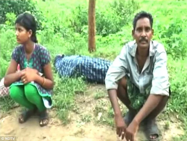 Man forced to walk 10km while carrying his dead wife's body Man forced to walk 10km while carrying his dead wife's body
