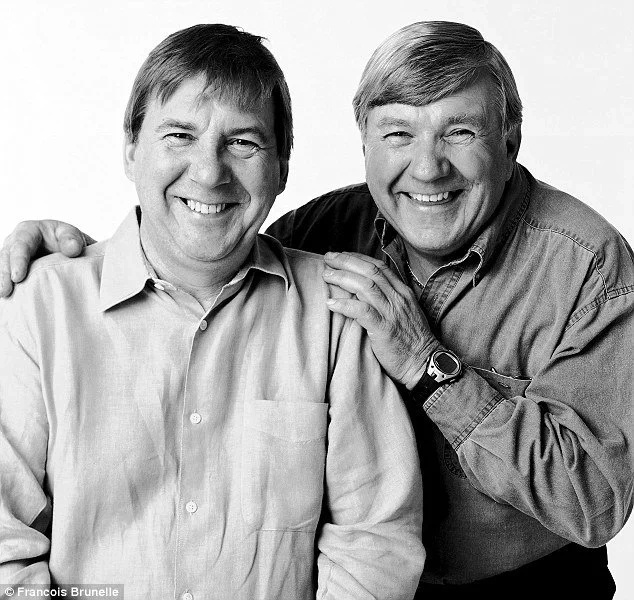 Photographer takes photos of strangers with identical faces Photographer takes photos of strangers with identical faces