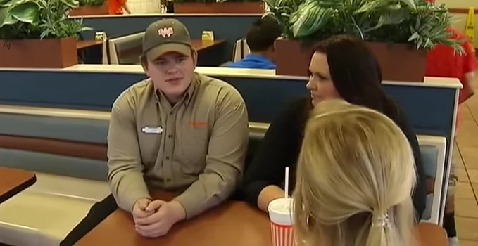 Customers do acts of kindness for deaf cashier Customers do acts of kindness for deaf cashier