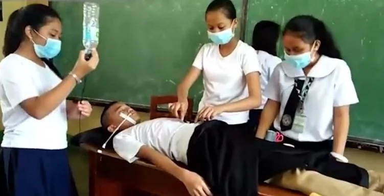 Students revealed how it's like to be in low-budget hospital operation Students revealed how it's like to be in low-budget hospital operation