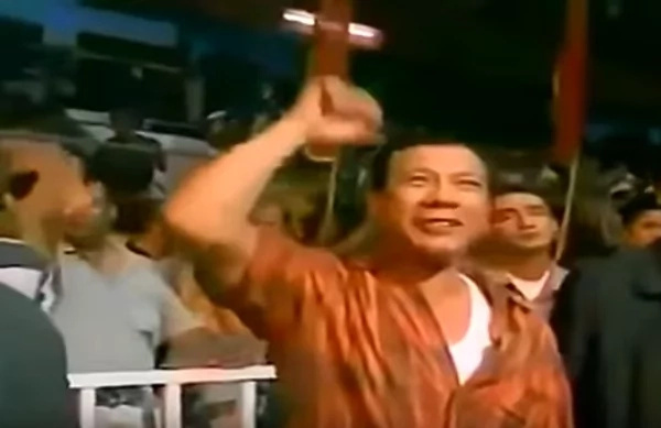 Duterte seen cheering for Pacquiao in a 2002 video of his fight Duterte seen cheering for Pacquiao in a 2002 video of his fight