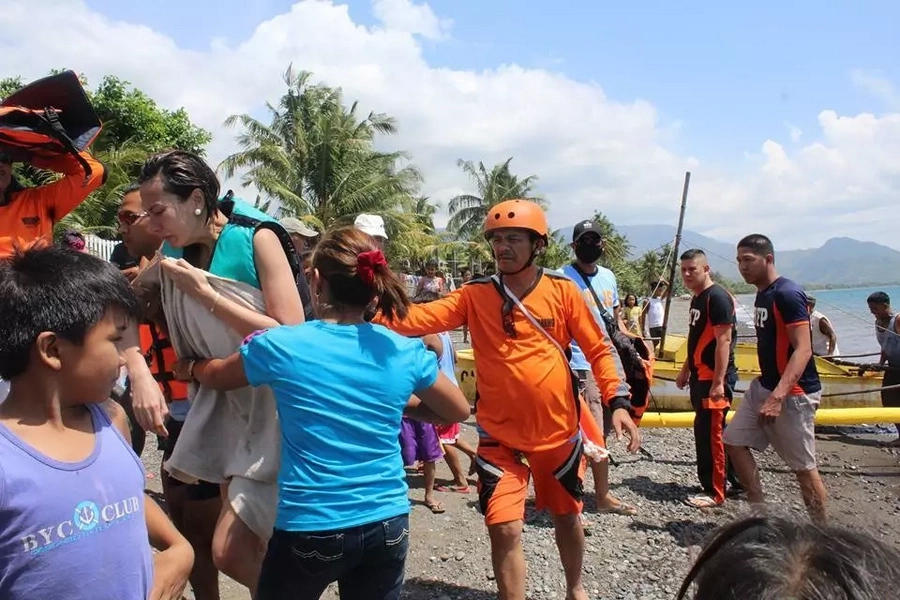 Hindi napigilang umiyak! Bianca Manalo gets emotional thanking rescuers from fishing village Hindi napigilang umiyak! Bianca Manalo gets emotional thanking rescuers from fishing village