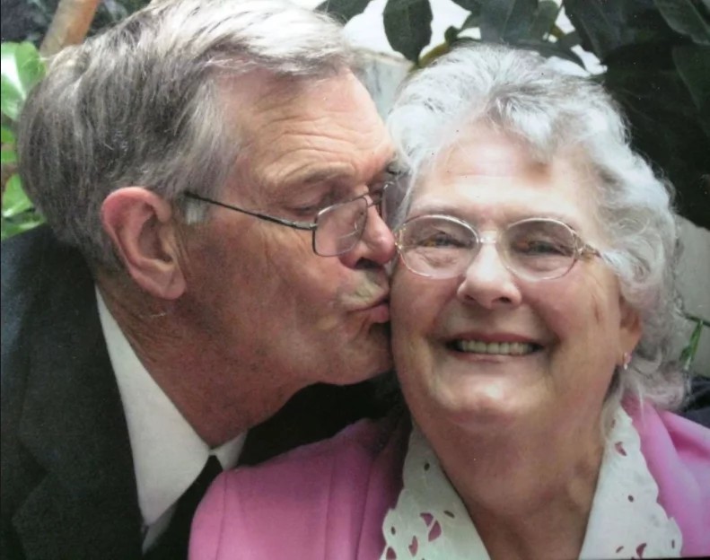 Couple married for 63 years dies minutes apart