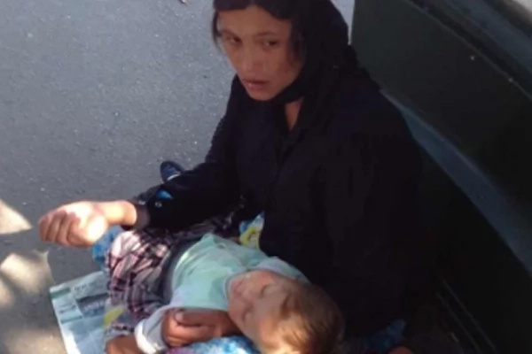 Netizens share a photo of Gypsy beggar with 'sleeping' baby Netizens share a photo of Gypsy beggar with 'sleeping' baby