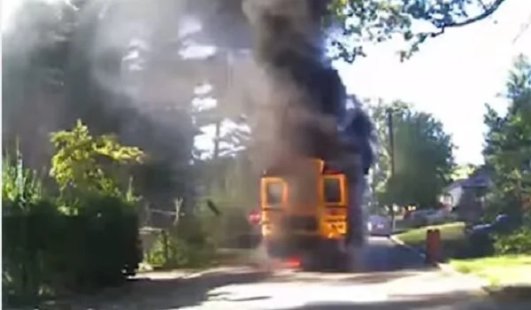 School bus suddenly caught fire on a small road. It was too late to wait for the firefighters, so this woman decided to help these burning children.. School bus suddenly caught fire on a small road. It was too late to wait for the firefighters, so this woman decided to help these burning children..