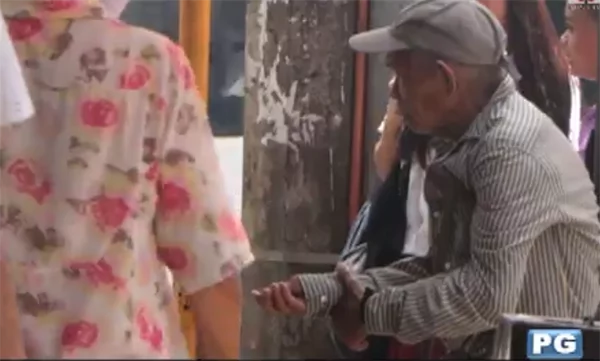 This old man begs in the streets to save for his own coffin This old man begs in the streets to save for his own coffin