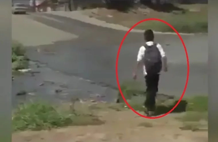 Student escapes from muddy splash from passing vehicle but accidentally slipped Student escapes from muddy splash from passing vehicle but accidentally slipped