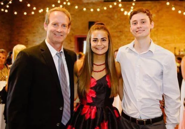 Father bikes 1,400 miles by bike to meet daughter’s heart recipient, listens as daughter’s heart beats inside somebody else Father bikes 1,400 miles by bike to meet daughter’s heart recipient, listens as daughter’s heart beats inside somebody else
