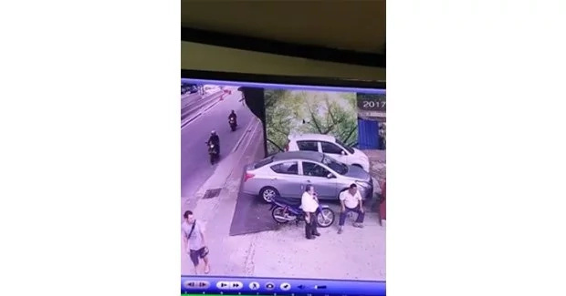 Snatcher grabs woman's bag Snatcher grabs woman's bag