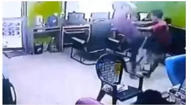 Malaking Ahas nakapasok sa isang Computer Shop! Malaking Ahas nakapasok sa isang Computer Shop!
