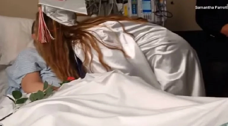 Mom with cancer died in her hospital room few minutes after witnessing her youngest daughter graduate Mom with cancer died in her hospital room few minutes after witnessing her youngest daughter graduate