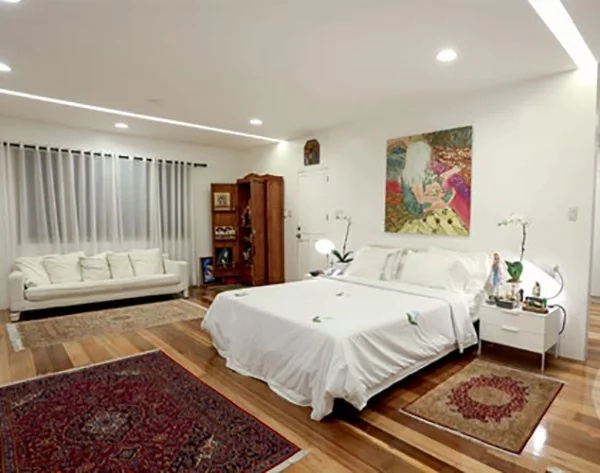 Ang bongga ng bahay nila! Richard Gomez and Lucy Torres lives in an elegant all-white house in Forbes Park Ang bongga ng bahay nila! Richard Gomez and Lucy Torres lives in an elegant all-white house in Forbes Park