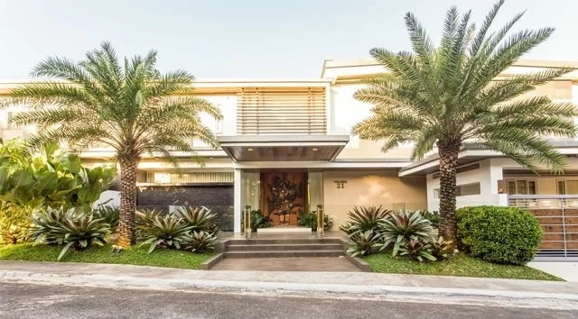 Coco Martin gives an awesome tour of his lavish house in Quezon City Coco Martin gives an awesome tour of his lavish house in Quezon City