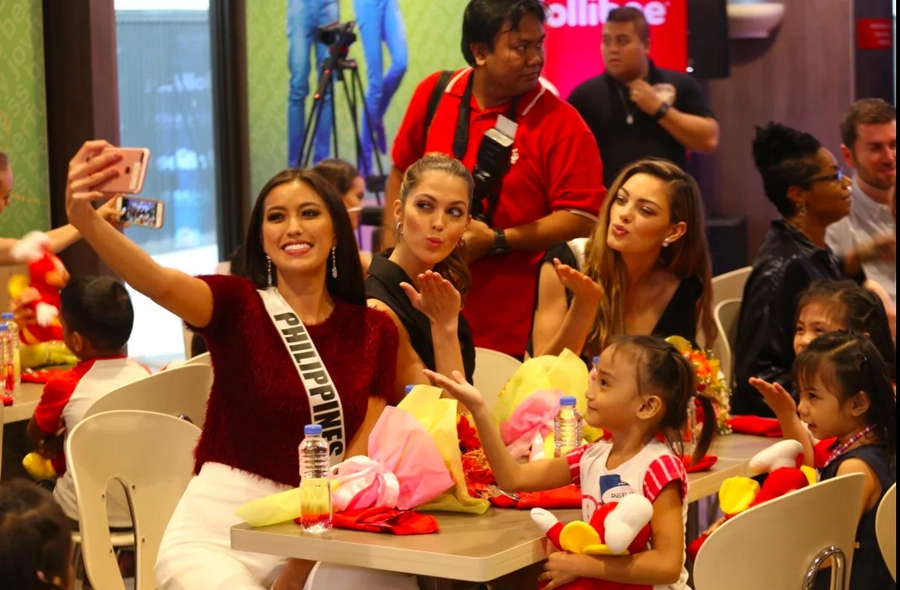 Miss Universe queens and candidates share Jollibee Chickenjoy with orphans Miss Universe queens and candidates share Jollibee Chickenjoy with orphans
