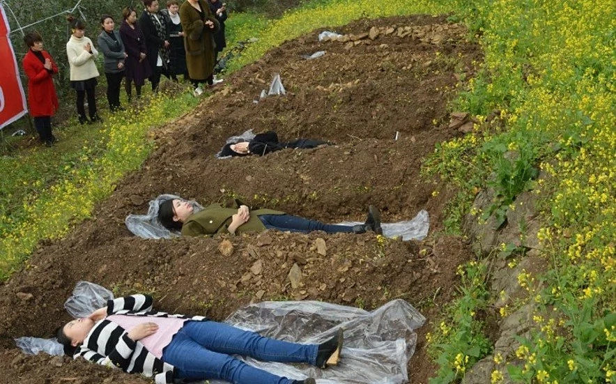 Until death do us part! Divorced women lay in real GRAVES to overcome marriage failure (photos)