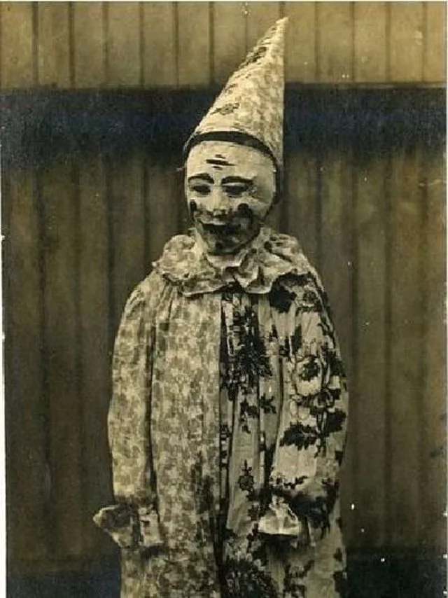 34 Vintage Photos Of Creepy Clowns That Will Make You Lose All Sh*t 34 Vintage Photos Of Creepy Clowns That Will Make You Lose All Sh*t